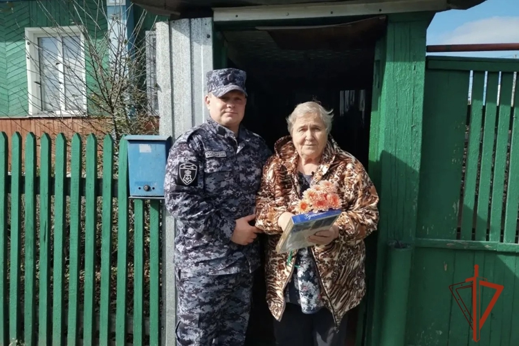 В День пожилого человека сотрудники вневедомственной охраны Росгвардии встретились с представителями старшего поколения 