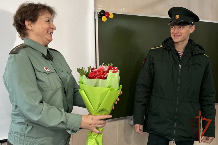 В Новосибирске будущие офицеры Росгвардии поздравили своих школьных преподавателей с  Днём учителя