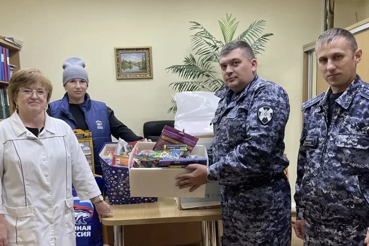 В Новосибирске сотрудники Росгвардии собрали «Коробку храбрости» для маленьких пациентов больницы