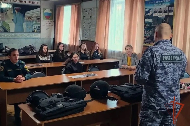 Сотрудники вневедомственной охраны в преддверии профессионального праздника встречаются со школьниками региона