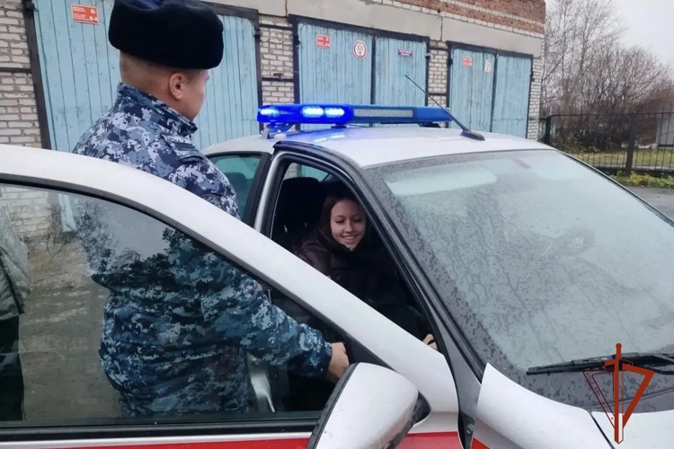 Сотрудники вневедомственной охраны в преддверии профессионального праздника встречаются со школьниками региона