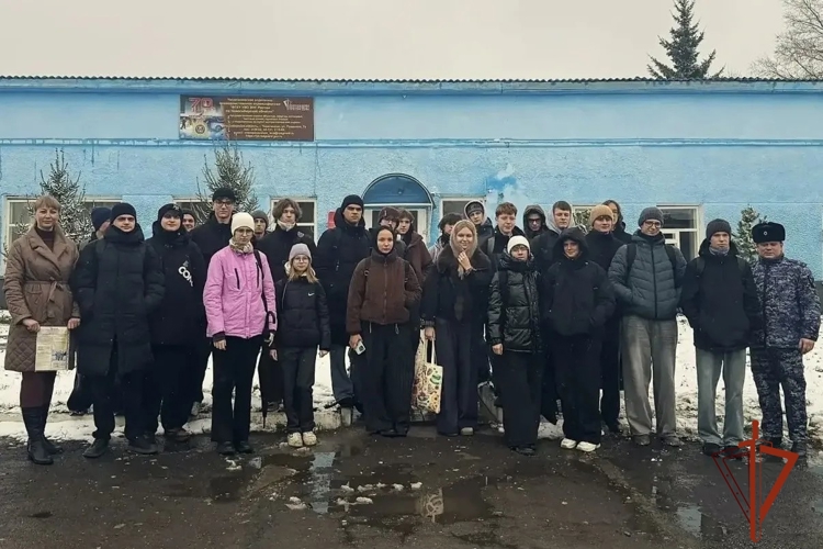 Сотрудники вневедомственной охраны в преддверии профессионального праздника встречаются со школьниками региона