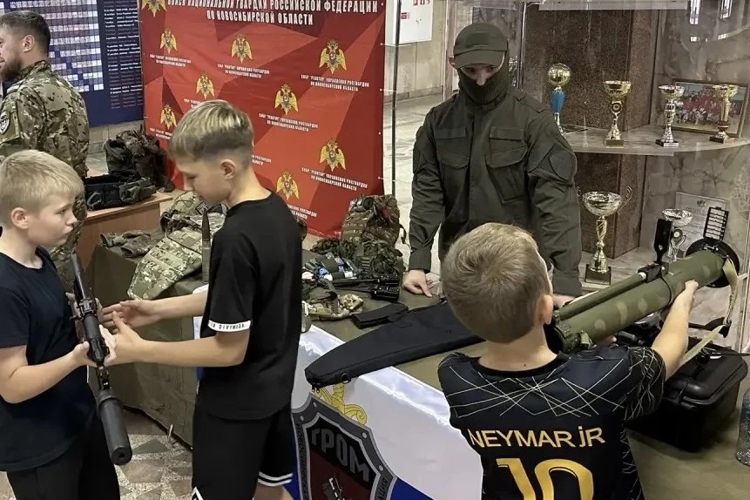 В Новосибирске офицеры СОБР «Реактор» провели профориентационное мероприятие для молодежи 