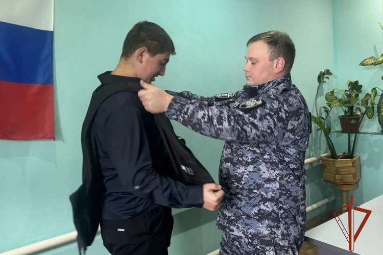 В Черепаново сотрудники Росгвардии провели для старшеклассников дни открытых дверей
