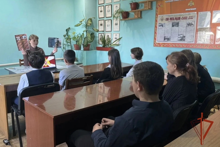 В Черепаново сотрудники Росгвардии провели для старшеклассников дни открытых дверей