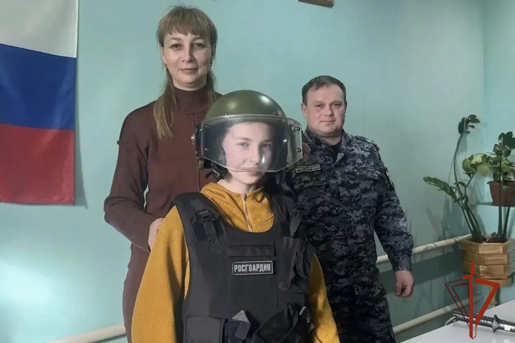 Сотрудники вневедомственной охраны в преддверии профессионального праздника встречаются со школьниками региона