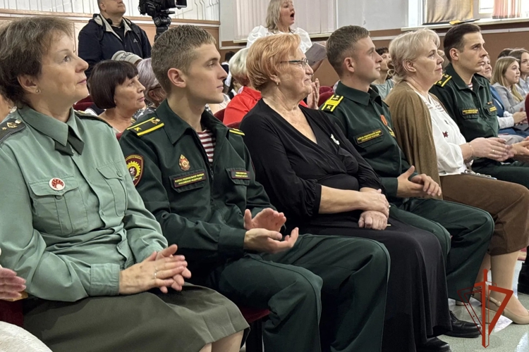 В Новосибирске будущие офицеры Росгвардии поздравили своих школьных преподавателей с  Днём учителя